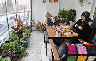 Ev hanımının azmi: 20 belge aldı ve 300 öğrenciye usta oldu