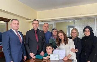 Evde eğitim alan öğrenciler karnelerini Kahraman’dan aldı