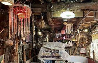 Evinin bahçesini topladığı eşyalarla müzeye çevirdi