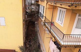 Eyüpsultan’da istinat duvarı çöktü: Bir dairede hasar oluştu