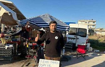 Ferdi Tayfur’un ölüm yıldönümünde lokum ve bisküvi dağıttı