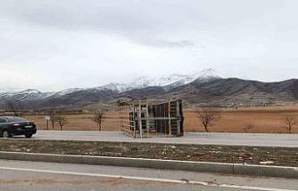 Fırtına kamyoneti devirip römorku karşı şeride fırlattı: O anlar kamerada