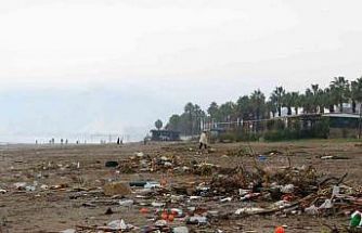 Fırtınayla birlikte dalgaların getirdiği çöpler sahilde toplandı