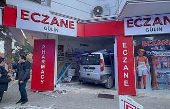 Fren yerine gaza basınca iş yerine daldı