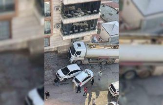 Freni boşalan akaryakıt tankerinin 8 aracı hurdaya çevirdiği anlar güvenlik kamerasında