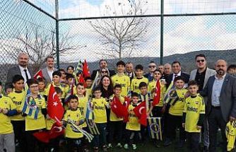 Galatasaraylı başkan, Fenerbahçeli çocukları sevindirdi