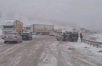 Gaziantep-Araban kara yolunda kar esareti: Çok sayıda araç mahsur kaldı