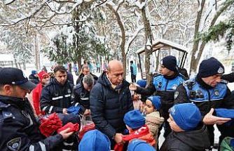 Gaziantep Büyükşehir Belediyesi, çocukların kar sevincine hediyelerle ortak oldu