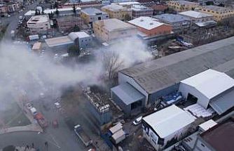 Gaziosmanpaşa’da avize atölyesinin deposunda yangın çıktı: Ekiplerin söndürme çalışması havadan görüntülendi