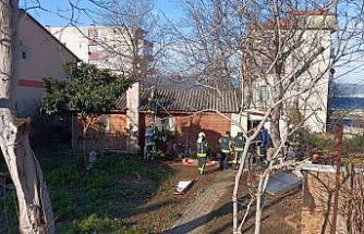 Gecekonduda çıkan yangın büyümeden söndürüldü