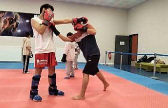 Genç sporcular Kick Boks ile zamanlarını sporla değerlendiriyor