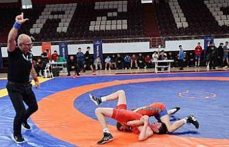 Gençler Güreş Müsabakaları Elazığ’da sürüyor