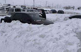 Gercüş’te kar, arabaların boyunu geçti