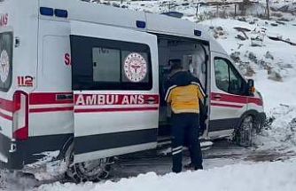 Gercüş’te kar nedeniyle kapanan yolda mahsur kalan ambulans kurtarıldı
