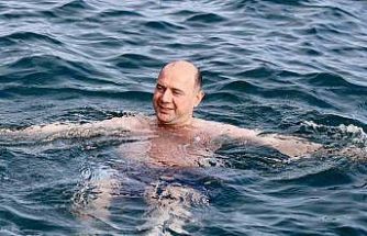 Giresun Valisi Serdengeçti’den kış ortasında deniz keyfi