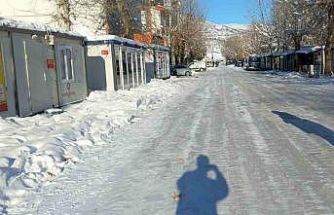 Gölbaşı’nda yollar buz pistine döndü