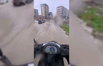 Göle dönen yollarda direksiyon başındaki motokurye yaşadıklarını kayda aldı