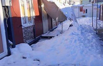 Gölgelikler kar ağırlığına dayanamadı