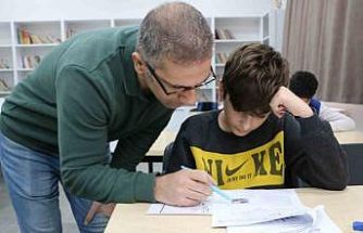 Gönüllü öğretmenler tatilde LGS’ye hazırlanan öğrencilere destek veriyor