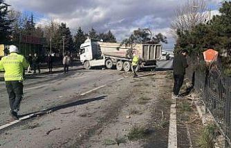 Görenleri pes dedirten kazada tır ağaçları ezip karşı şeritte durabildi