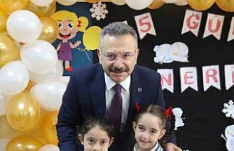 Görevi bugün sona eren Vali Aksoy’u "Bir çocuk sevdim" isimli şarkısıyla uğurladılar