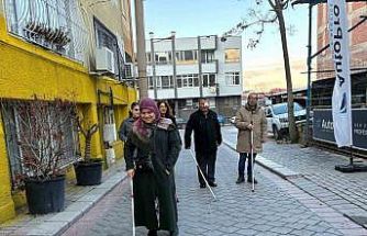 Görme engelli bireyler bu kursta hem sosyalleşiyor hem de günlük hayatlarını kolaylaştırıyor