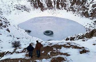 Güneşin konumuna göre renk değiştiren Kızılçan Gölü dondu