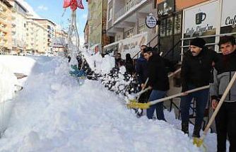 Güvenlik korucularından karla mücadeleye destek