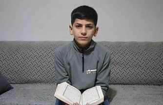 Hafızlık eğitimini tamamlayan 11 yaşındaki çocuk, güzel haberi babasıyla gözyaşları içerisinde paylaştı