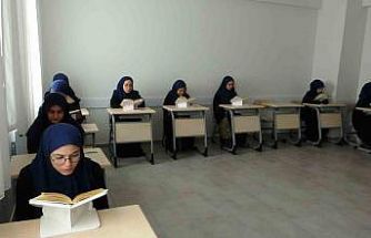 Hafızlık sınavını tamamlayan genç kızlar meşaleler, alkışlar ve Türk bayraklarıyla karşılandı