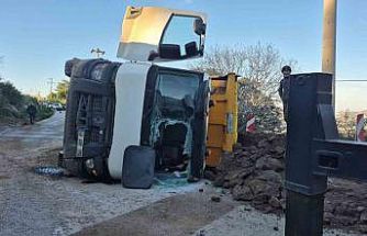 Hafriyat kamyonu devrildi: 1 yaralı