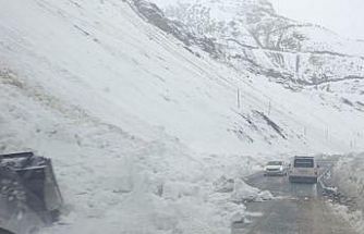 Hakkari-Çukurca yoluna düşen çığlar temizlendi