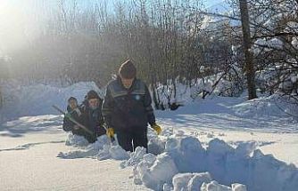 Hakkari su arıza ekibi 1,5 metre karı aşarak arızaya ulaştı