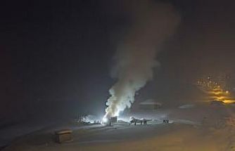 Hakkari’de itfaiye araçlarının çıkamadığı tandır evindeki yangına vatandaşlardan karla müdahale