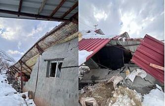 Hakkari’de karın ağırlığıyla ahır çöktü