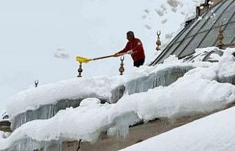 Hakkari’de tehlike saçan caminin çatısı kardan temizlendi