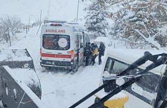Hakkari’de yolda kalan ambulansın imdadına ekipler yetişti