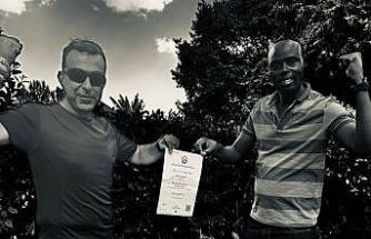 Hakkarili dağcı Kilimanjaro zirvesinde