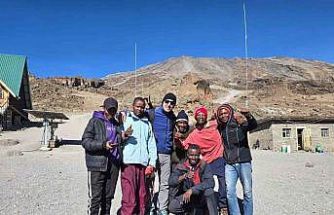 Hakkarili eğitimci Kilimanjaro’ya tırmandı