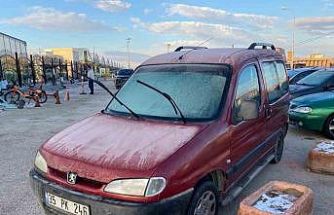 Hava sıcaklığı sıfır derecenin altına düştü, araçlar buzla kaplandı