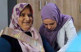 Hayatındaki ilk doğum gününü 77 yaşında kutladı