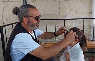 Hayırsever kuaför köylere gidip kız çocuklarını ücretsiz tıraş ediyor