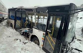 Hemzemin geçitte trenle çarpışan belediye otobüsünün sürücüsü yaralandı