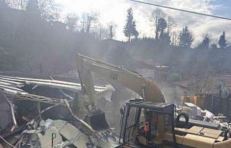 İBB Üsküdar’da yapı kayıt belgesi bulunan binayı yıktı, aile sokakta kaldı