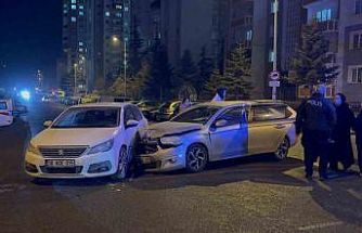 İki otomobil çarpıştı: 1 yaralı