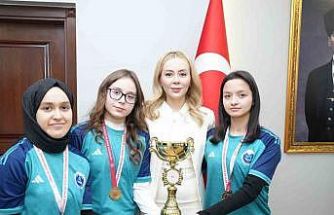 İl birincisi takım, kupayı Kaymakam Şıktaş’a götürdü