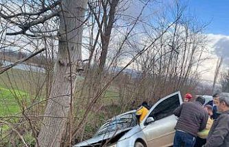 İnegöl’de kontrolden çıkan otomobil ağaca çarptı: 1 yaralı