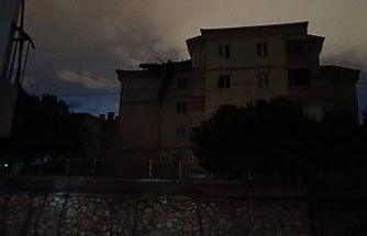 İnegöl’de şiddetli lodos çatıları uçurdu, araçlar zarar gördü