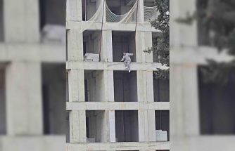 İnşaata çıkıp atlamak isteyen kişi ikna edildi