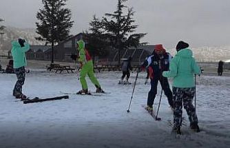 Isparta Davraz’da suni karla kayak keyfi devam ediyor